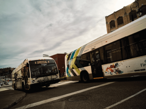Deux autobus dans la ville de Sherbrooke