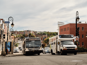 Info réseau - autobus urbain et un autobus adapté