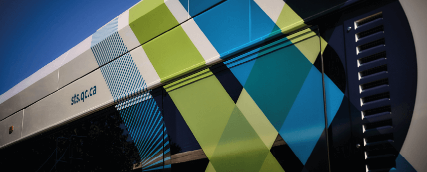 Image d'un côté d'autobus avec les chevrons de la STS