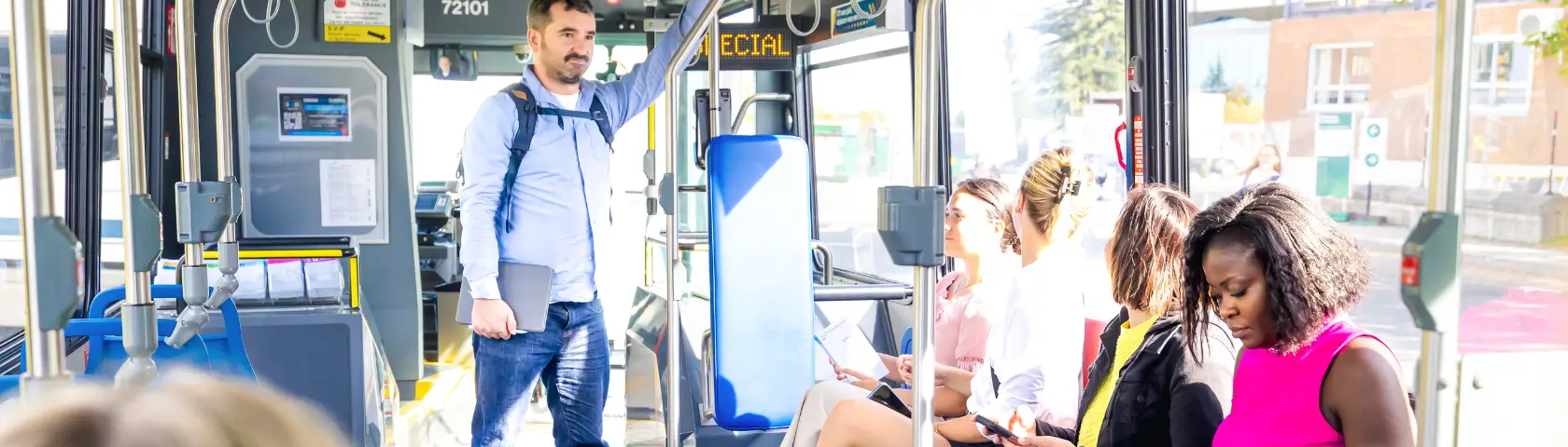 Clients à bord d'un autobus