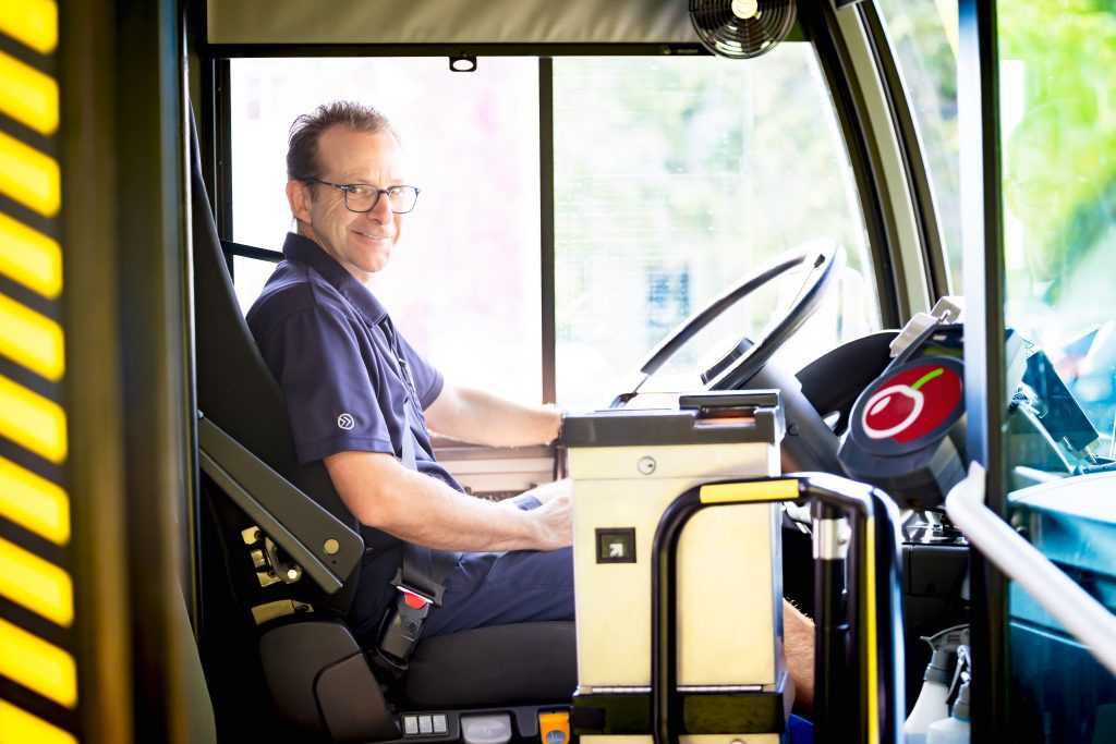 Chauffeur d'autobus urbain au volant de son autobus