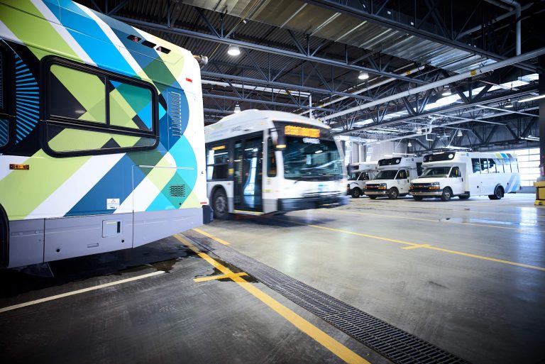 Autobus urbains et du transport adapté dans le garage de la STS